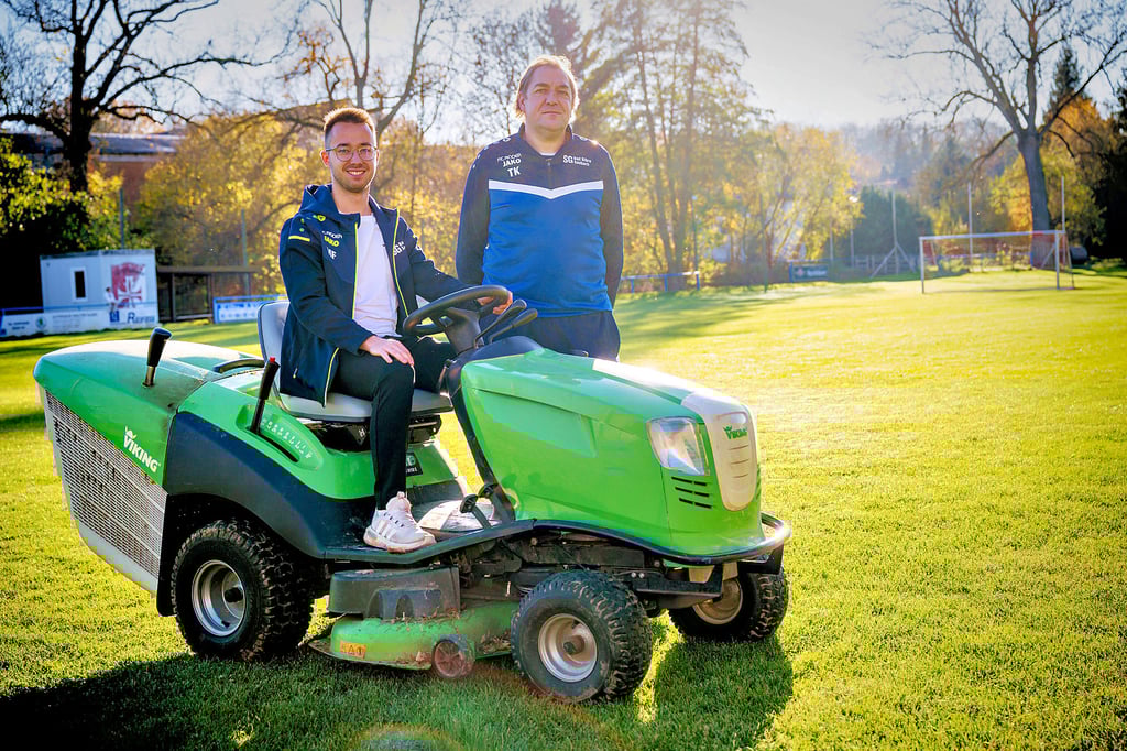 Marc Franz (l.), hier mit dem langjährigen Platzwart Thomas Krause (52), kümmert sich im Saubacher „Kessel“ mit vier anderen Spielern der Kreisliga-Kombination Fortuna/TV ums regelmäßige Rasenmähen.