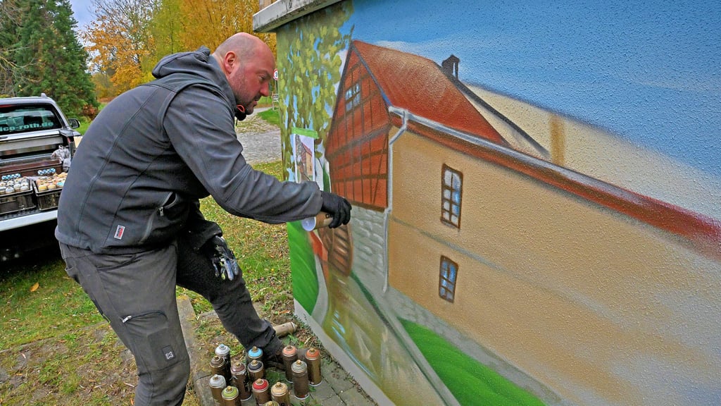 Künstler Nico Roth verschönert das Trafohäuschen in Hoym. Mit geübter Hand lässt er hier die Wassermühle des Ortes entstehen.