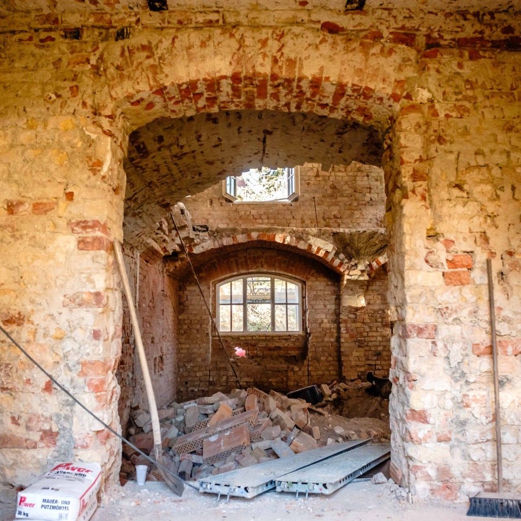 In Bad Schmiedeberg kam es am Donnerstag zu einem tragischen Arbeitsunfall. Bei dem Deckeinsturz eines Kellers in einem historischen Gebäude verlor ein 36-jähriger Mann das Leben.