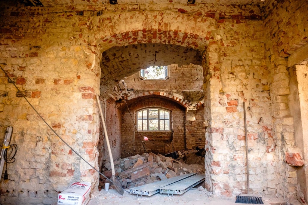 In Bad Schmiedeberg kam es am Donnerstag zu einem tragischen Arbeitsunfall. Bei dem Deckeinsturz eines Kellers in einem historischen Gebäude verlor ein 36-jähriger Mann das Leben.