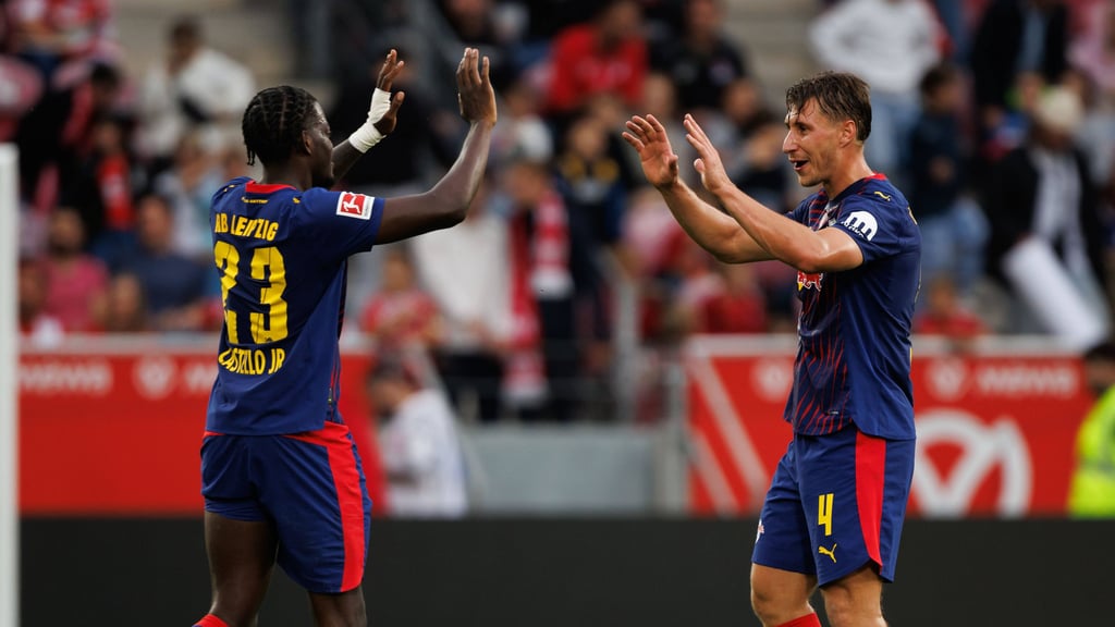 Castello Lukeba (l.) kann gegen die TSG Hoffenheim womöglich nicht auflaufen.