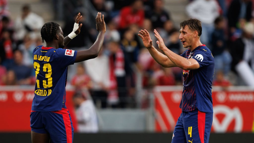 Castello Lukeba (l.) kann gegen die TSG Hoffenheim womöglich nicht auflaufen.