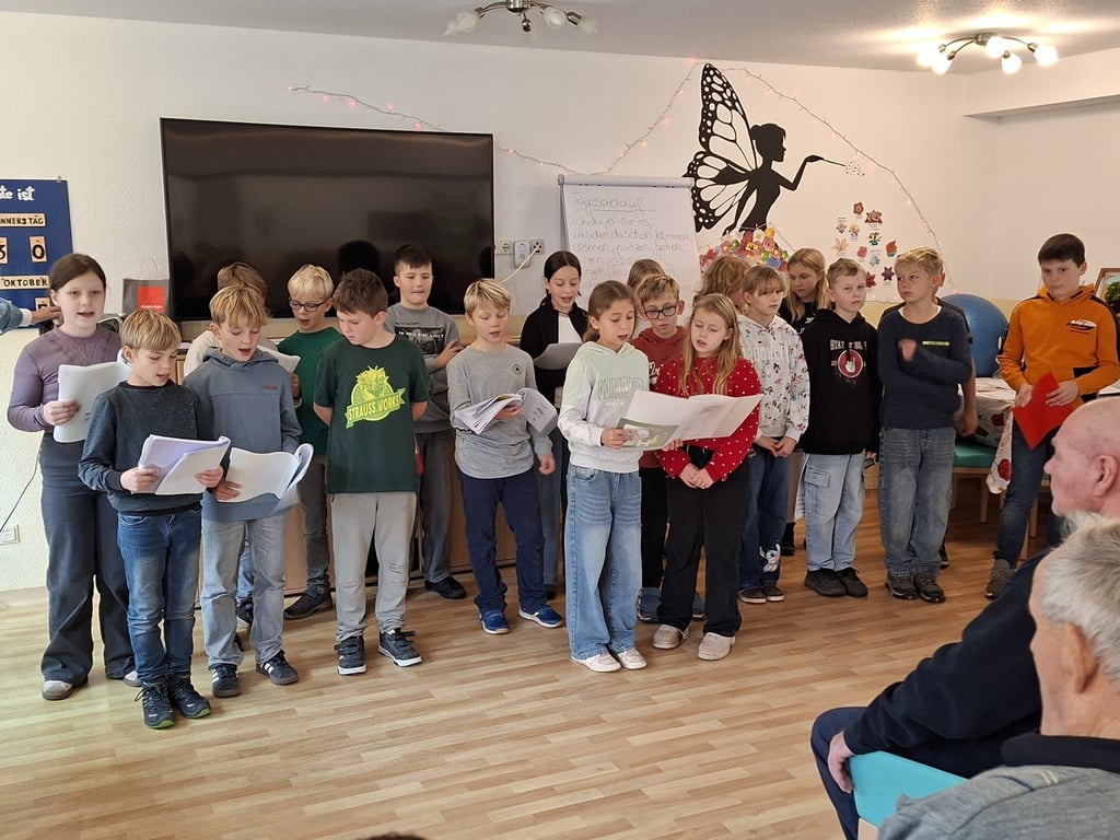 Die Viertklässler aus Domersleber singen für die Senioren selbst erarbeitete Liedtexte.