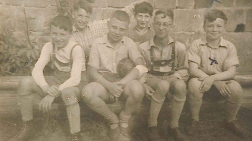 Benno Grocemann (ganz rechts) als Kind mit Freunden im Rabbinergarten der Klaus, des Rabbinerseminars in Halberstadts Altstadt.