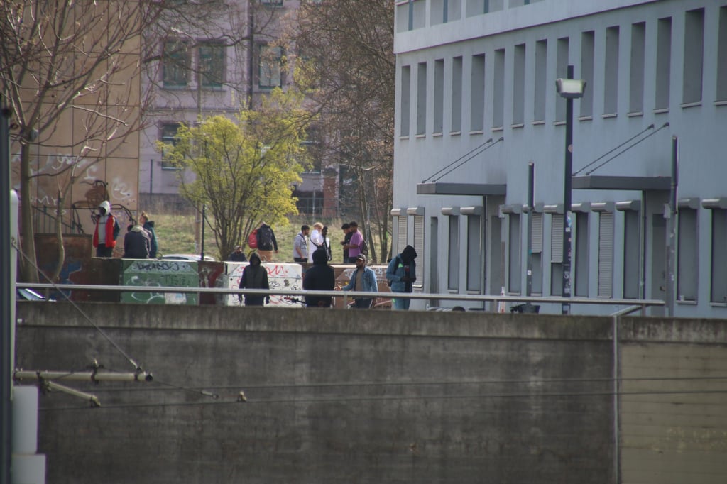 In der Nähe das Riebeckplatzes in Halle tummeln sich häufig Gruppen junger Männer – die Polizei findet bei ihnen regelmäßig Drogen.
