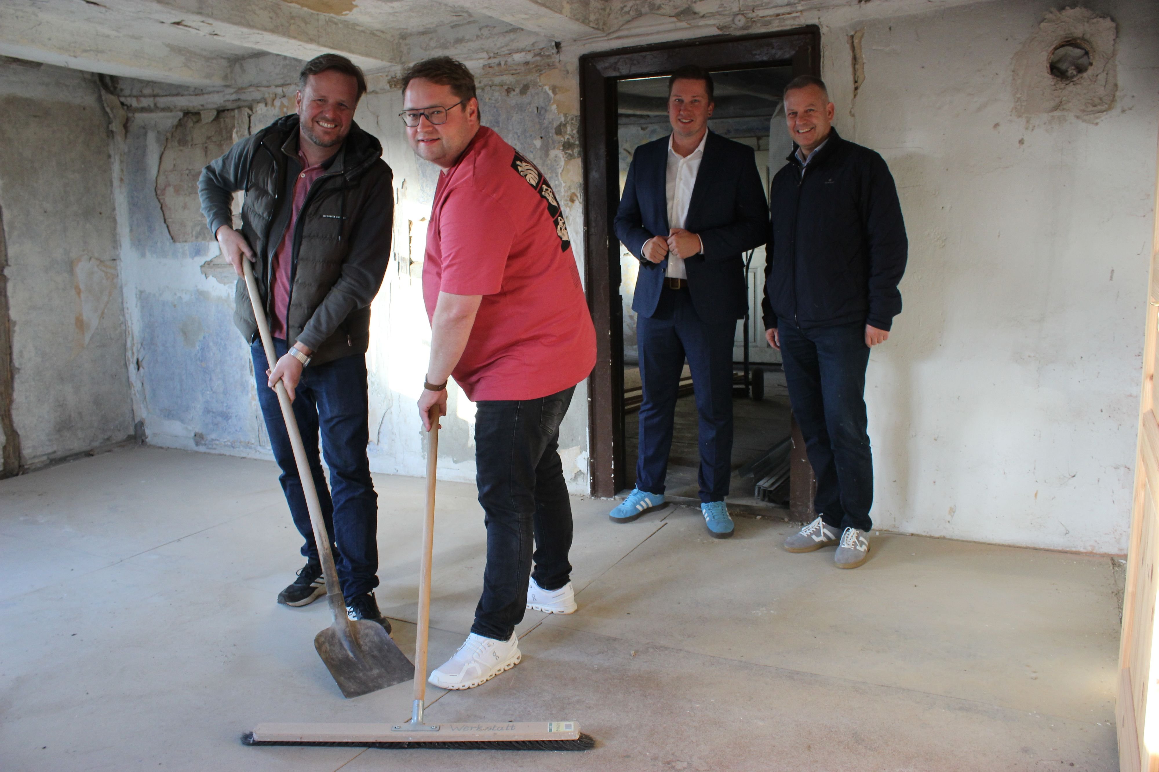 „LEADER“-Förderung für mehr Gemeinschaft: Erstes Projekt beginnt: Wedringer Dorfgemeinschaftshaus bekommt dichte Wände