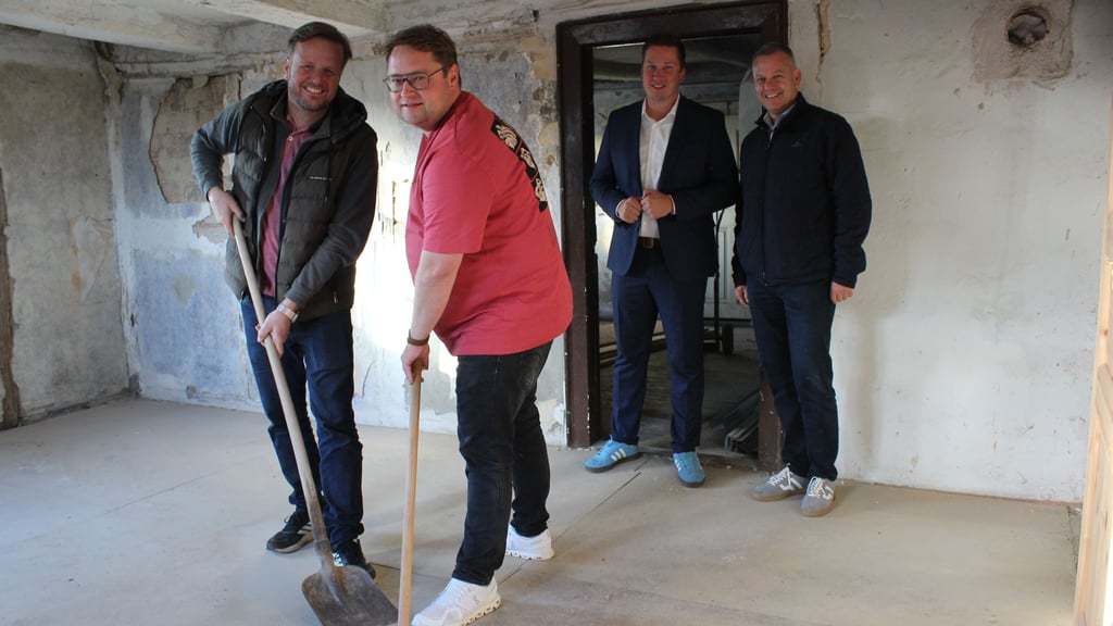 Stefan Ludwig und André Wiklinksi sind schon bereit für den Ausbau der Räume. Tim Teßmann (CDU) und Bürgermeister Bernhard Hieber (SPD) begrüßen das Vorhaben im Wedringer Dorfgemeinschaftshaus.