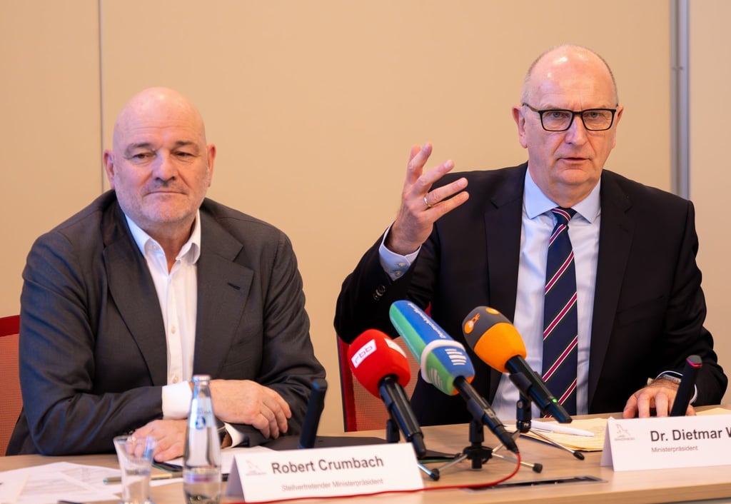 Die SPD/BSW-Regierung von Ministerpräsident Dietmar Woidke (SPD, rechts) und Vize-Regierungschef Robert Crumbach (BSW) ist seit fast einem Jahr im Amt - nun gibt es Streit über die Rundfunkpolitik. (Archivbild)