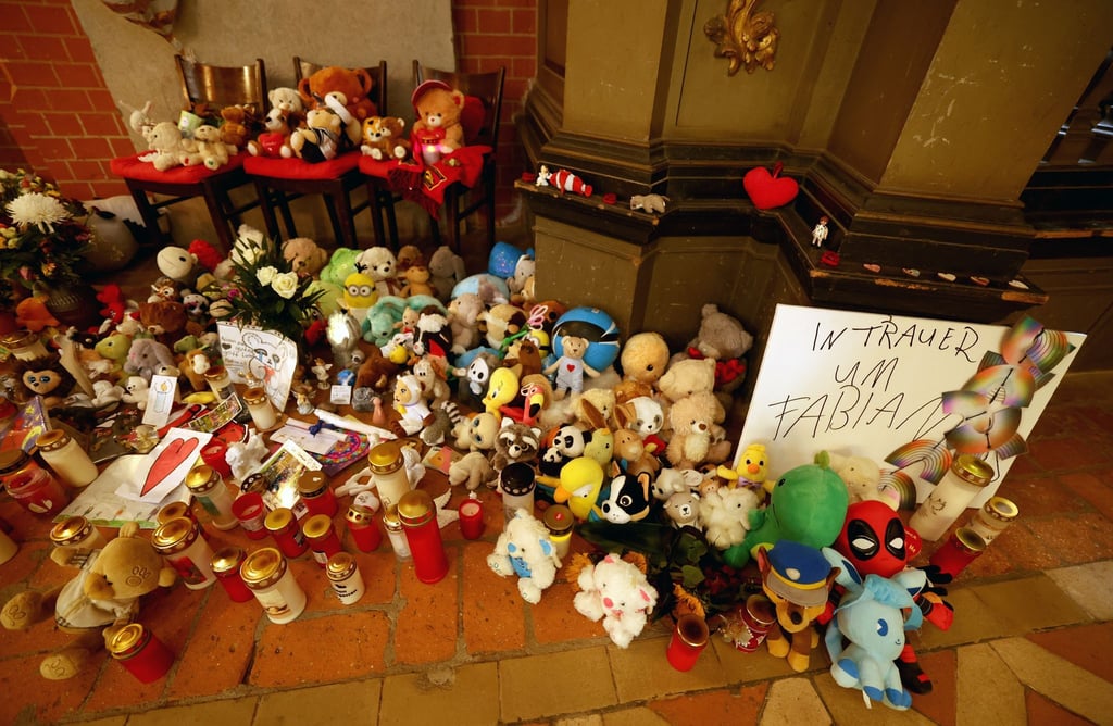 Die Polizei durchsucht im Zusammenhang mit dem gewaltsamen Tod des achtjährigen Fabians erneut Objekte.