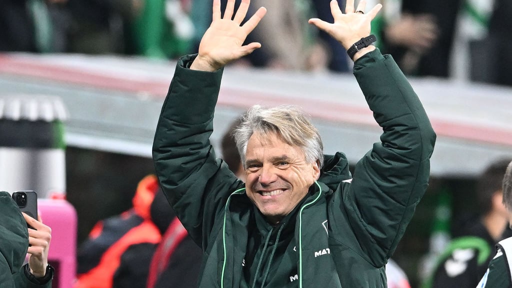 Werder-Coach Horst Steffen will auch gegen Wolfsburg jubeln. (Archivfoto)