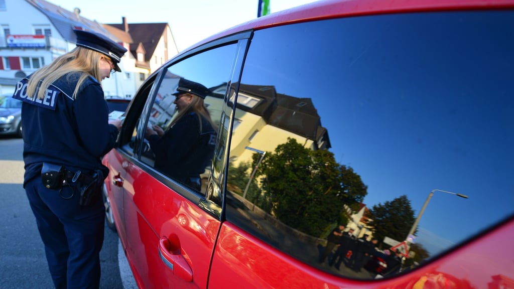 Bei der Kontrolle den Fahrzeugschein digital auf dem Smartphone zeigen: Das geht nun mit der i-Kfz-App.