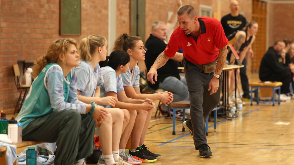 Marco Klingberg leitet mit Christian Steinwerth die USC-Damen zum Erfolg an.