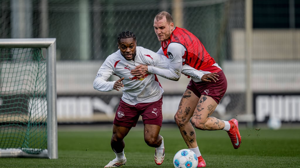 David Raum und Ridle Baku im Training von RB Leipzig.