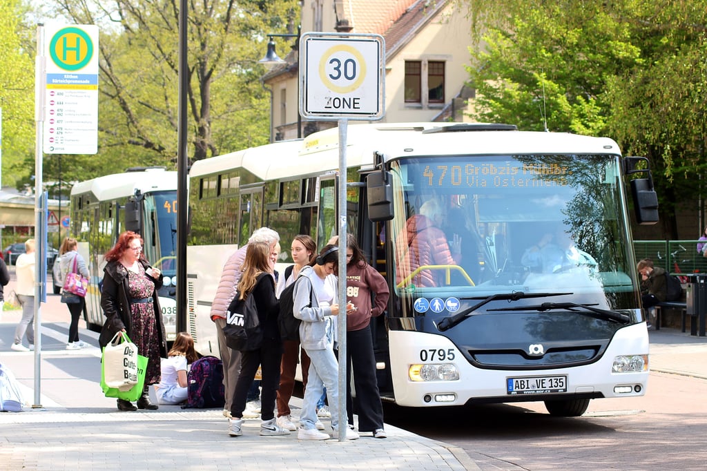 Schülerverkehr an der Bärteichpromenade in Köthen 