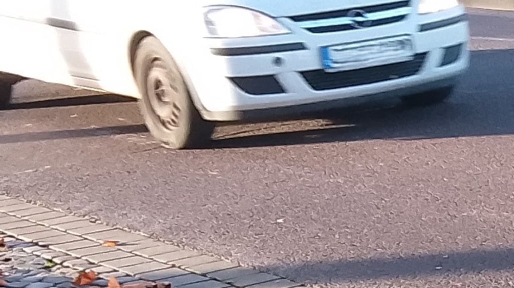 Verblasste Fahrbahnmarkierungen machen Genthiner Rad- und Autofahrer die Orientierung schwer. 