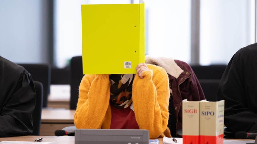 Susann E. schweigt zu Beginn des Prozesses.