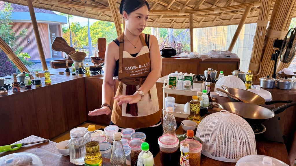 Kursleiterin Alice erläutert die verschiedenen Zutaten für die typischen thailändischen Gerichte.