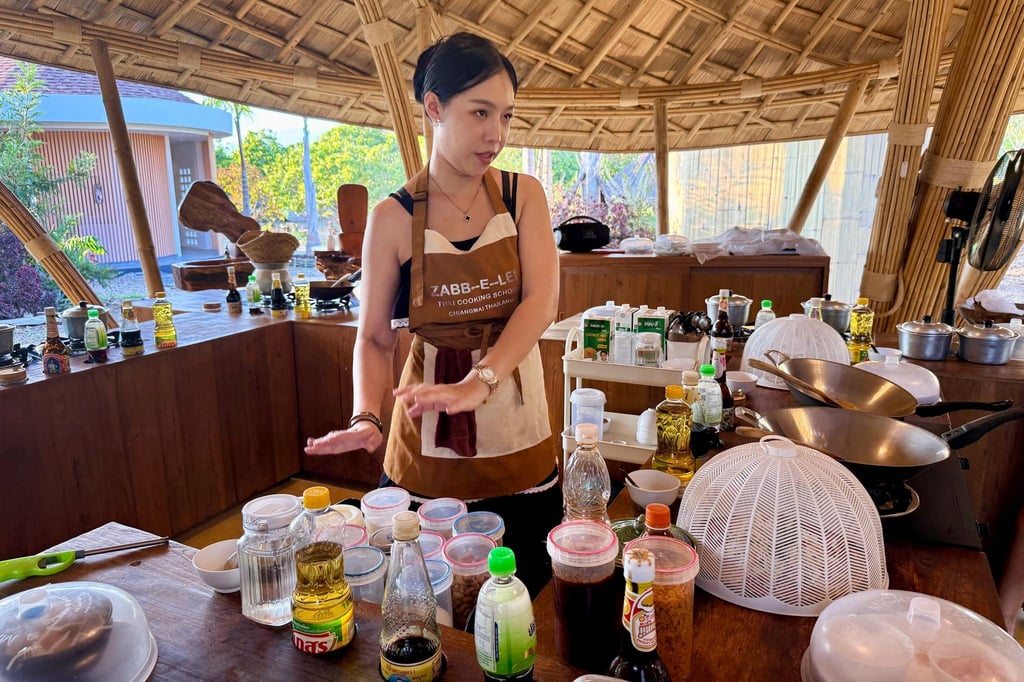 Kursleiterin Alice erläutert die verschiedenen Zutaten für die typischen thailändischen Gerichte.