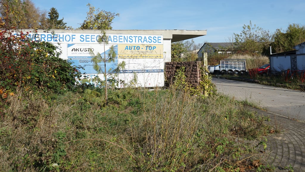 Ein Großeinsatz der Polizei auf dem Gewerbehof Seegrabenstraße brachte ein Cannabislager ans Licht.
