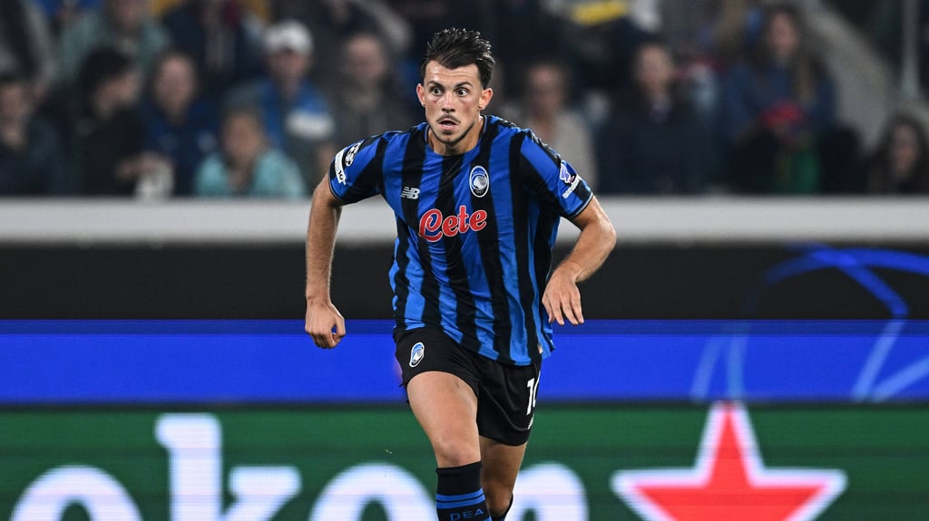 Lazar Samardzic zieht bei Bergamo im Mittelfeld die Fäden.