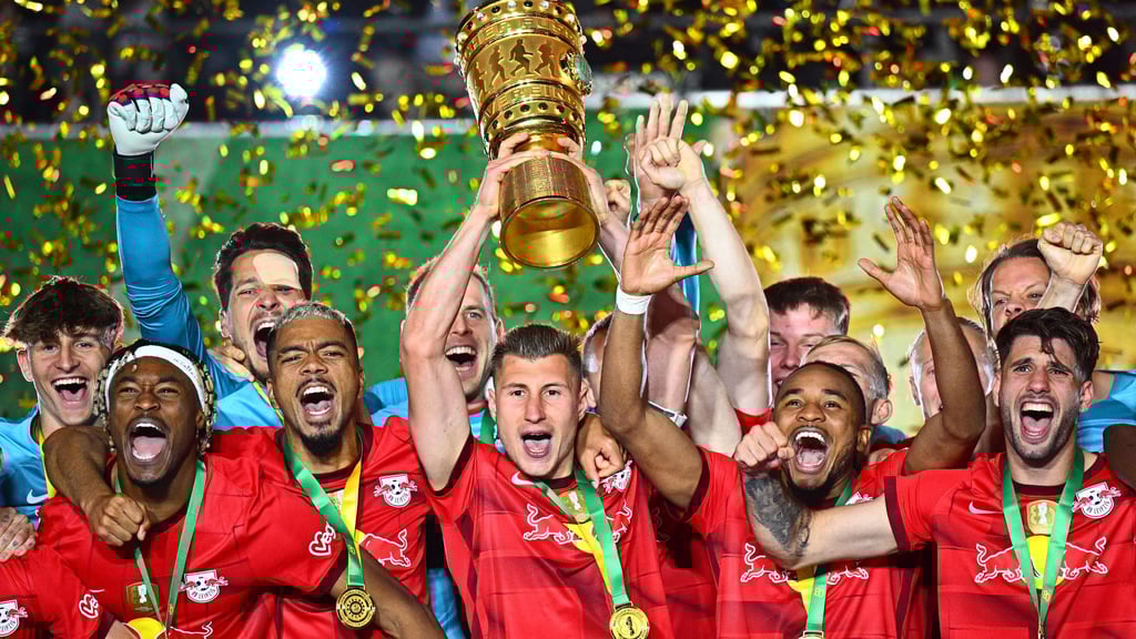 Leipzigs Willi Orban hält die Siegertrophäe in die Höhe und bejubelt mit seinen Teamgefährten den zweiten Pokalsieg in der Vereinsgeschichte. Im Achtelfinale trifft RB auf den 1. FC Magdeburg. (Archivbild)