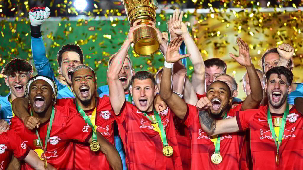 Leipzigs Willi Orban hält die Siegertrophäe in die Höhe und bejubelt mit seinen Teamgefährten den zweiten Pokalsieg in der Vereinsgeschichte. Im Achtelfinale trifft RB auf den 1. FC Magdeburg.