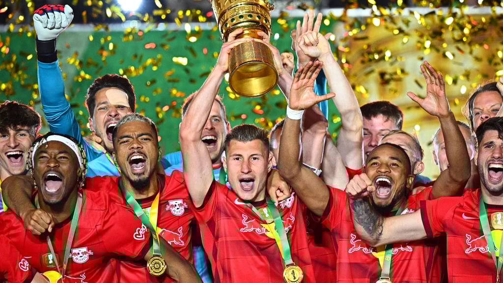 Leipzigs Willi Orban hält die Siegertrophäe in die Höhe und bejubelt mit seinen Teamgefährten den zweiten Pokalsieg in der Vereinsgeschichte. Im Achtelfinale trifft RB auf den 1. FC Magdeburg.