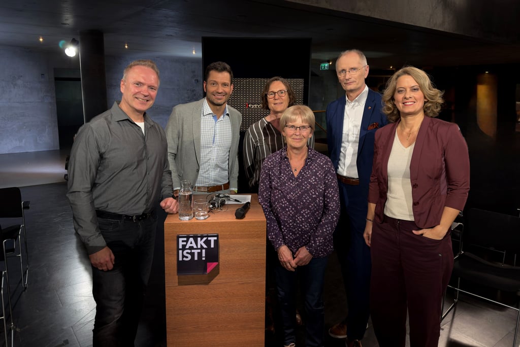 Yves Zelmanski, Betriebsratsvorsitzender der Zerbster Klinik, Moderator Stefan Bernschein, Simone Krull Krankenschwester auf der Intensivstation, Bürgermeister Andreas Dittmann und vorn rechts Elisabeth Heinze, Leiterin der Physiotherapie und Moderatorin Anja Heyde im Sendestudio.