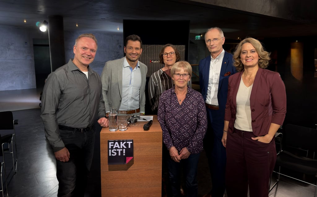 Yves Zelmanski, Betriebsratsvorsitzender der Zerbster Klinik, Moderator Stefan Bernschein, Simone Krull Krankenschwester auf der Intensivstation, Bürgermeister Andreas Dittmann und vorn rechts Elisabeth Heinze, Leiterin der Physiotherapie und Moderatorin Anja Heyde im Sendestudio.