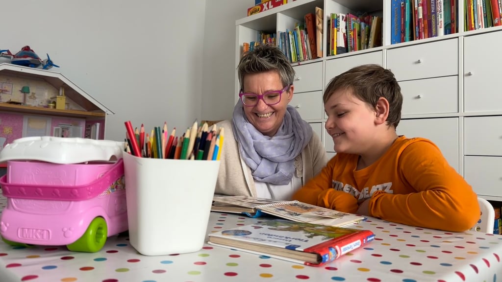 Den Kindern ein Lächeln ins Gesicht zu zaubern, gehört für die Mitarbeiter von „Häuser mit Zukunft“ zu den täglichen Freuden. Hier die stellvertretende Geschäftsführerin Yvonne Przytarski und mit Milo Winkler. 