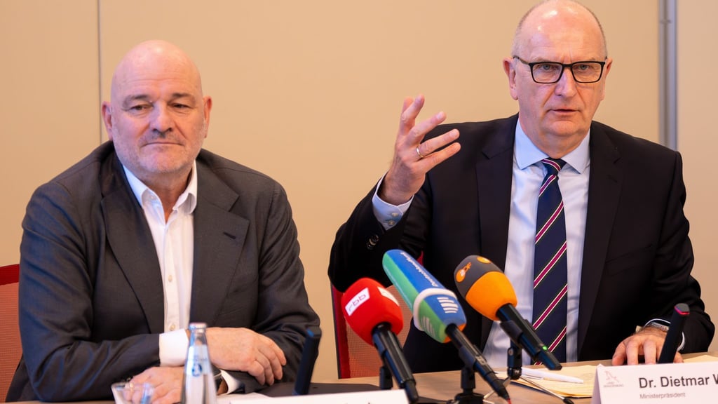 Die SPD/BSW-Regierung von Ministerpräsident Dietmar Woidke (SPD, rechts) und Vize-Regierungschef Robert Crumbach (BSW) ist seit fast einem Jahr im Amt - nun gibt es Streit über die Rundfunkpolitik. (Archivbild)