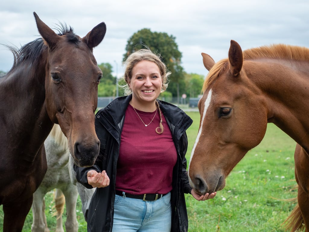 Privat wie beruflich absolut tierlieb: Jasmina Neumann mit ihren beiden Pferden.
