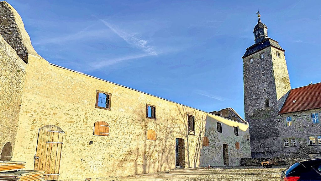 Die Fassade des ehemaligen Pferdestalls auf der Wasserburg  in Egeln ist im Auftrag der Stadt Egeln saniert worden und strahlt in neuem Glanz.