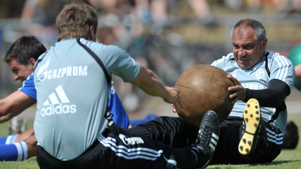 Der Medizinball durfte bei Felix Magath nicht fehlen. (Archivbild)