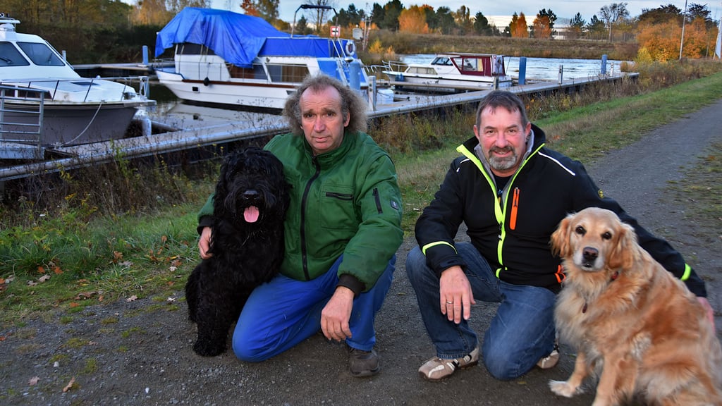 Ingo Lüer (rechts), Vorsitzender des Vereins der Wassersportler, mit Hündin Ronja und der Calvörder Ulrich Ueckert mit Rudi genießen den herbstlichen Saisonabschluss am Calvörder Sportboothafen.