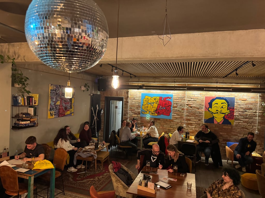 Volles Haus im Hafenmeister & Docks: Neun Teams rätselten beim ersten Filmmusik-Kneipenquiz in Halle um die Wette.