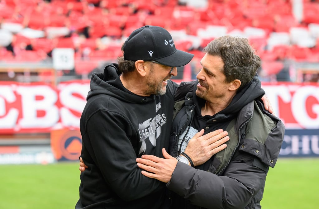 Cottbus'-Trainer Claus-Dieter "Pele" Wollitz (l) und Dynamo-Trainer Thomas Stamm stehen sich in der Länderspielpause in einem Testspiel gegenüber.