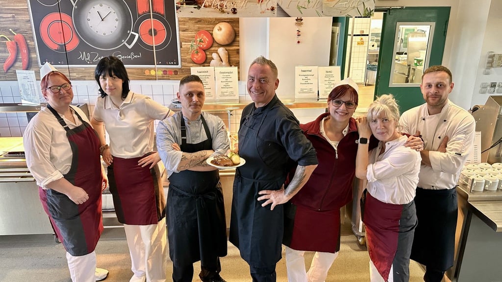 Chefkoch Oliver Kurzweil (Mitte) und sein Team: Die Stimmung ist gut. Töpfe wie in anderen Küchen fliegen hier nicht, sagt er.