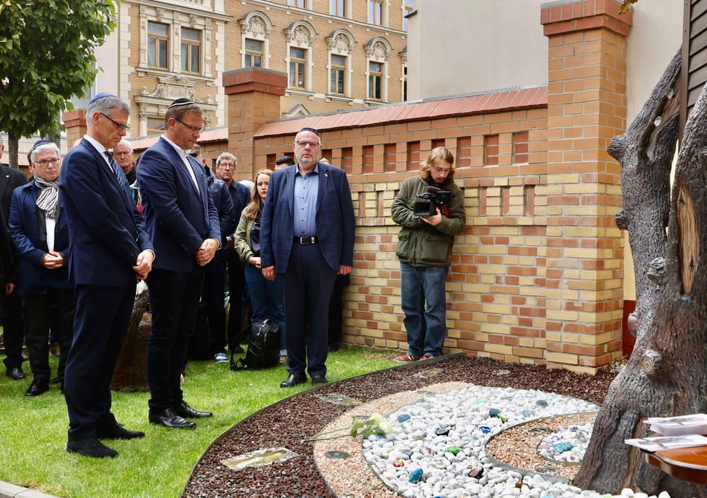 Bereits am Mittag hatte das Gedenken an der Synagoge begonnen.