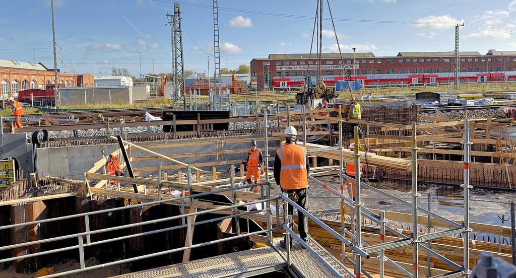 Mitarbeiter der Baufirma bereiten am Bahnhof Wittenberge den Schacht für den neuen Fahrstuhl vor.