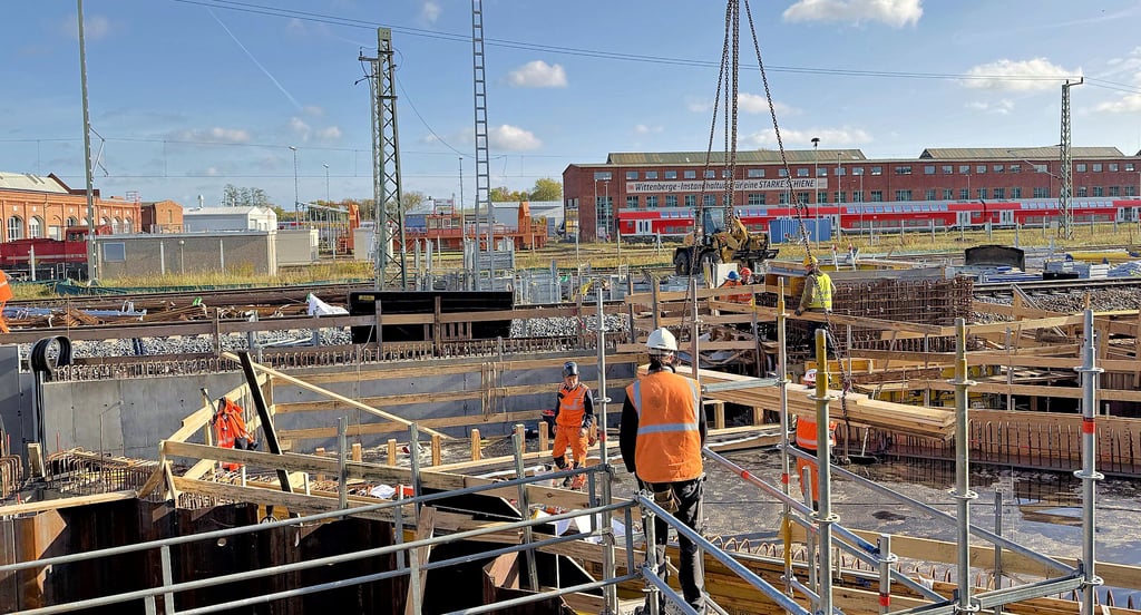 Mitarbeiter der Baufirma bereiten am Bahnhof Wittenberge den Schacht für den neuen Fahrstuhl vor.