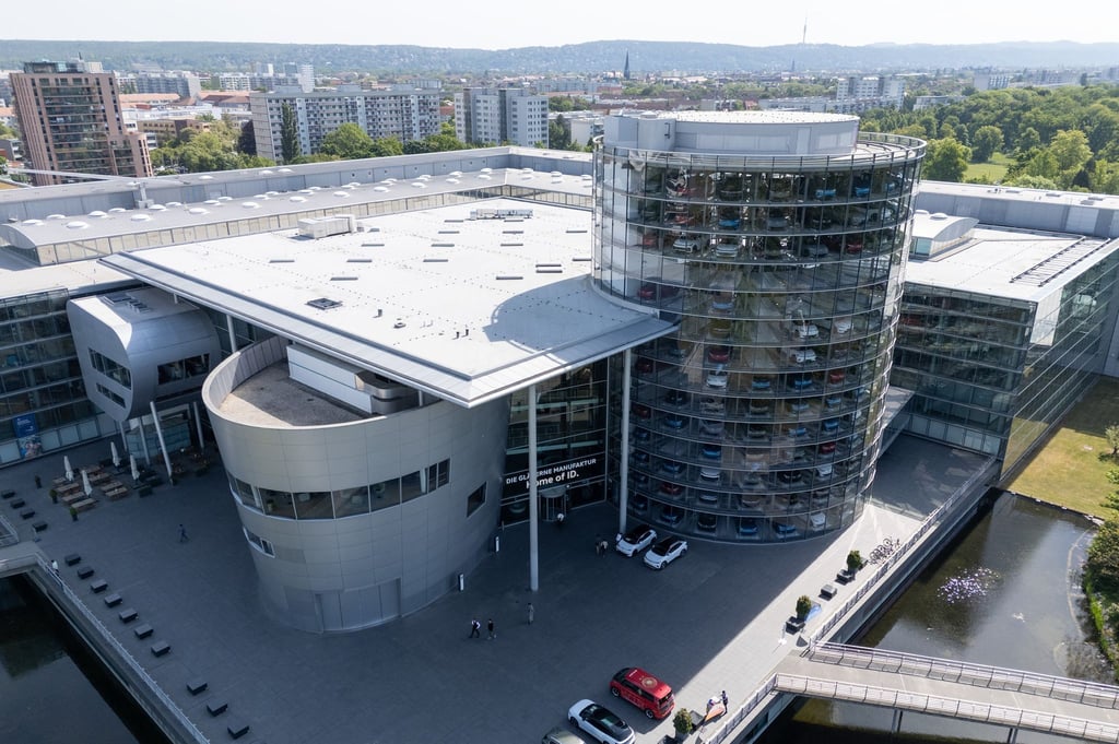 Die IG Metall und der Betriebsrat von VW haben ein Konzept für die künftige Nutzung der Gläsernen VW-Manufaktur in Dresden vorgelegt (Archivbild).