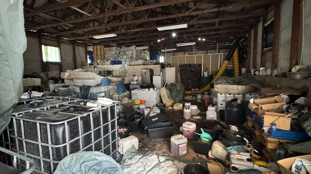 Zollfahndung und Polizei hoben ein großes Drogenlabor in Nauen (Brandenburg) westlich von Berlin aus.