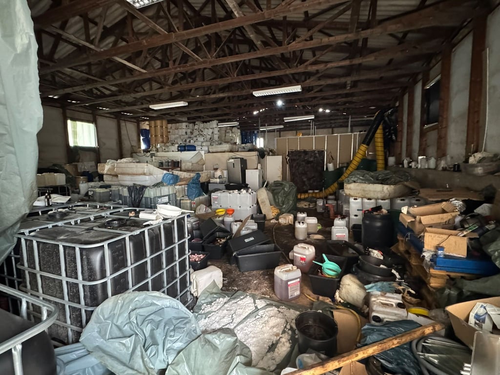 Zollfahndung und Polizei hoben ein großes Drogenlabor in Nauen (Brandenburg) westlich von Berlin aus.