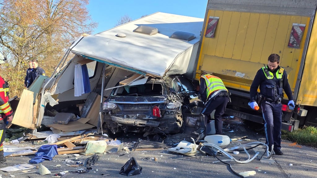 Der Mann wurde zwischenzeitlich in dem Auto eingeklemmt.