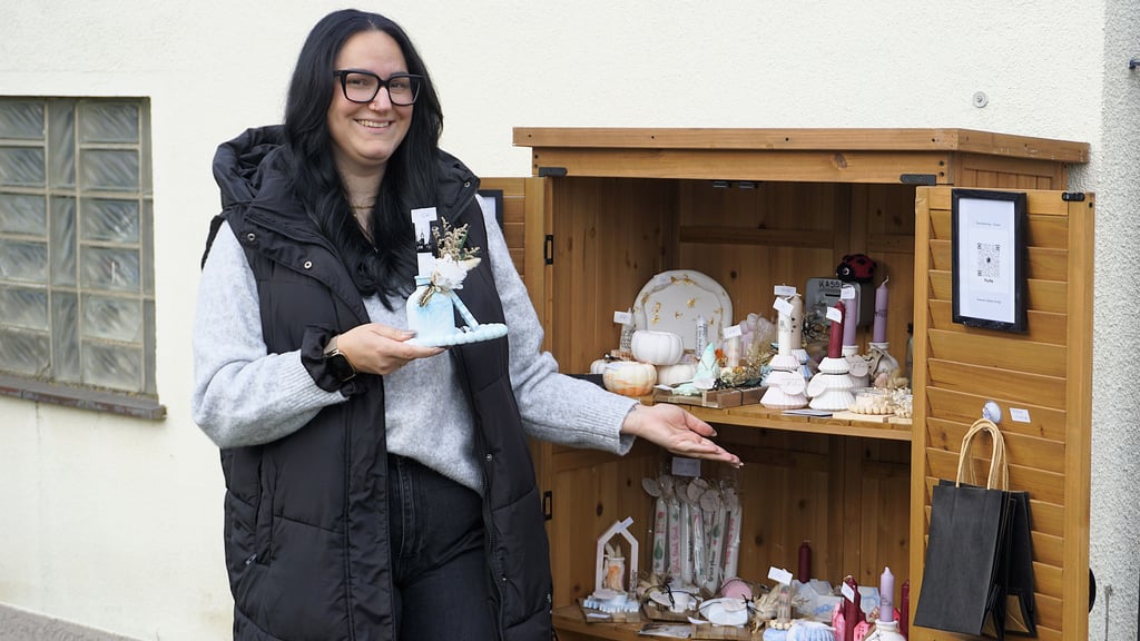 Elisa Christin Zaspel vor ihrem Schranklädchen in Amsdorf.