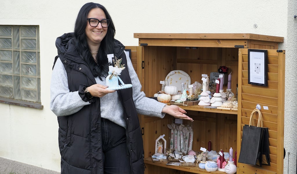 Elisa Christin Zaspel vor ihrem Schranklädchen in Amsdorf.