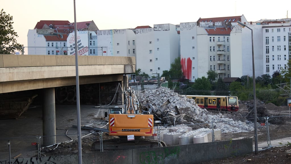 Der Auftrag für den Neubau der A100-Westendbrücke ist vergeben. (Archivbild)