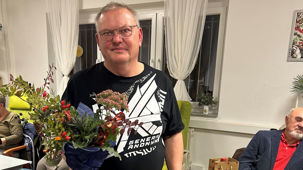Der Magdeburger Matthias Gehrmann war 23 Jahre lang Sprecher der GWA Neu-Olvenstedt. An seinem letzten Tag als Sprecher bekam er Blumen und Geschenke. 