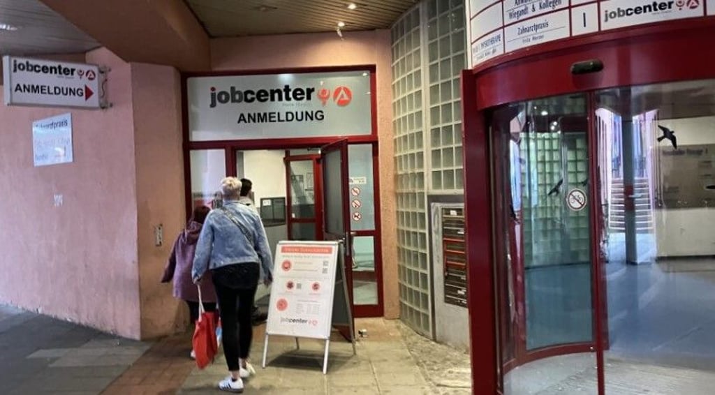 Wer kommt, kommt in der Regel mit Termin: Eingang zum halleschen Jobcenter in der Neustädter Passage.